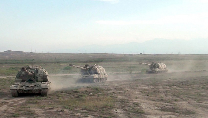 Azərbaycan Ordusu “Msta-S” özüyeriyən haubitsalardan döyüş atışları icra edir