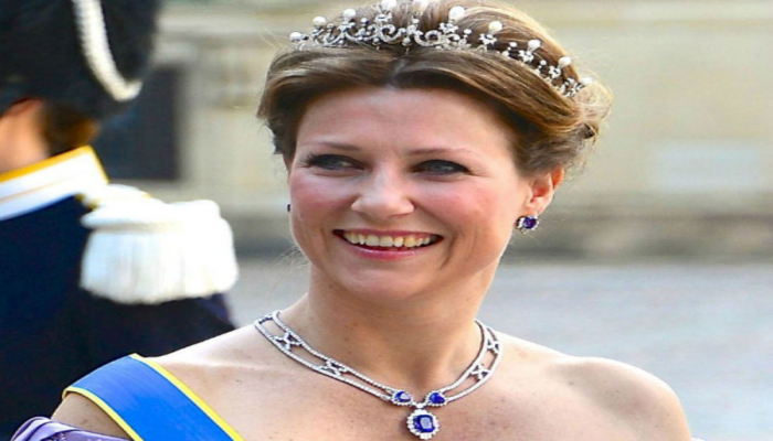 Norveç şahzadəsi qaradərili şamana aşiq olub