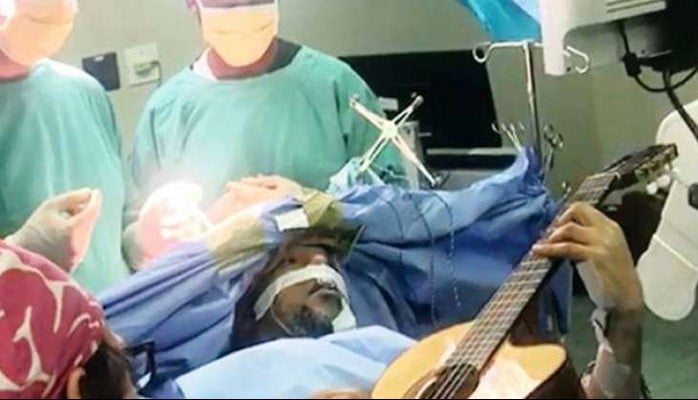 Caz musiqiçisi açıq beyin əməliyyatı zamanı Gitara Çaldı
