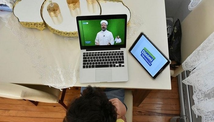 Çocuklar uzaktan eğitim ile Kur'an-ı Kerim öğreniyor! Diyanet TV üzerinden "Yaz Kur'an Kursları" başladı