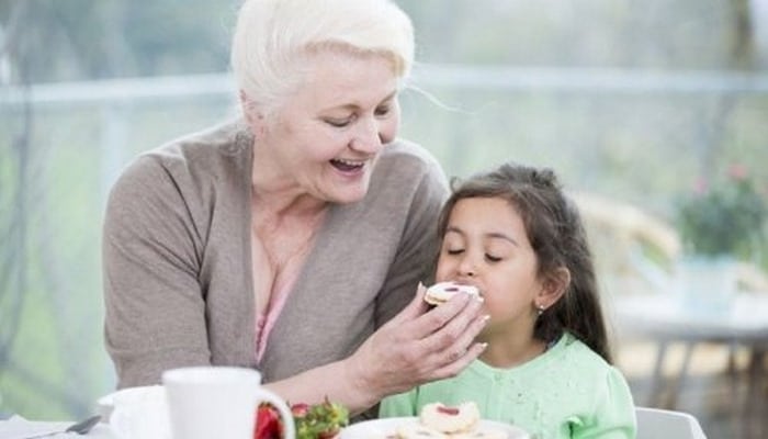 Дети, воспитанные бабушками и дедушками, могут страдать избыточным весом