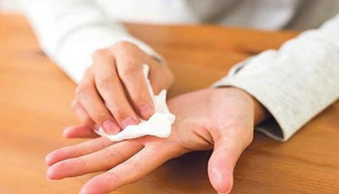 Çox tərləyən əllərin təbii yolla müalicəsi