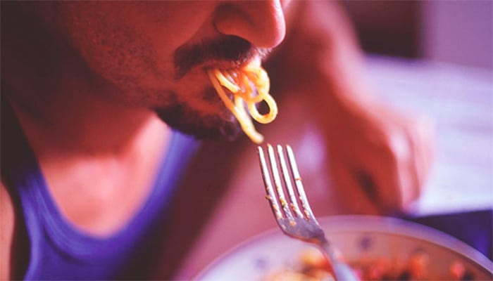 Эксперт назвал невозможным заражение COVID-19 через еду