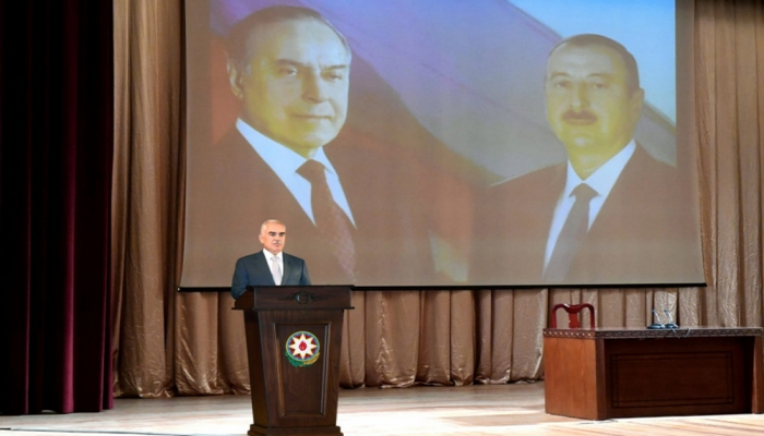 Vasif Talıbov yüksək bal toplayan tələbələrə pul verdi