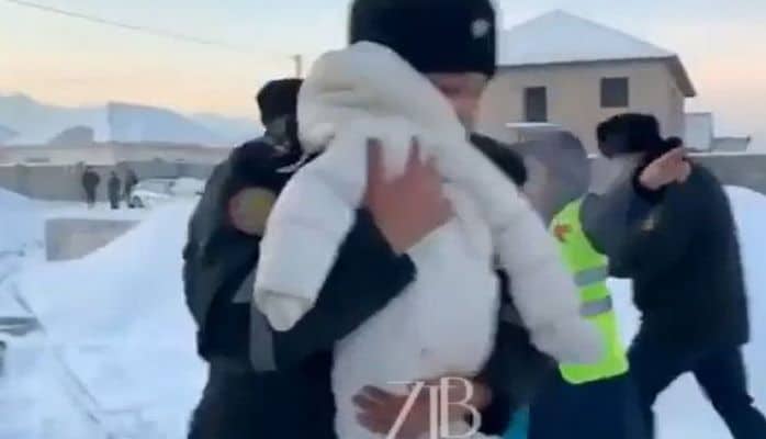 Спасение младенца после авиакатастрофы в Казахстане