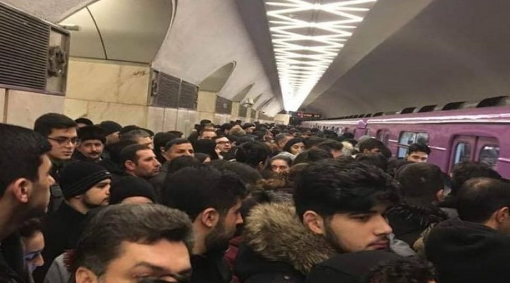Bakı metrosunda problem: Sərnişin qatarın hərəkətinə mane oldu