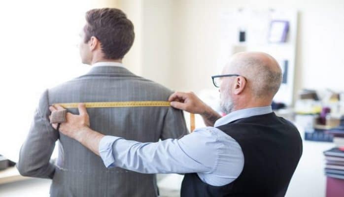 İnsanlar bahalı geyimləri səlahiyyət göstəricisi kimi qəbul edirlər