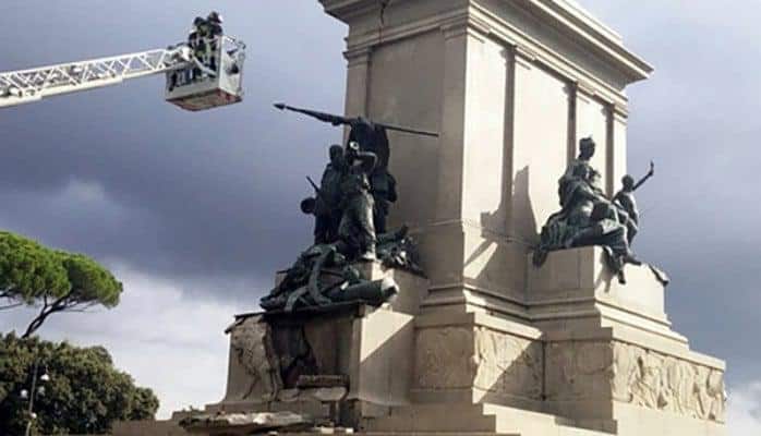 В Риме от удара молнии серьезно пострадал памятник Гарибальди