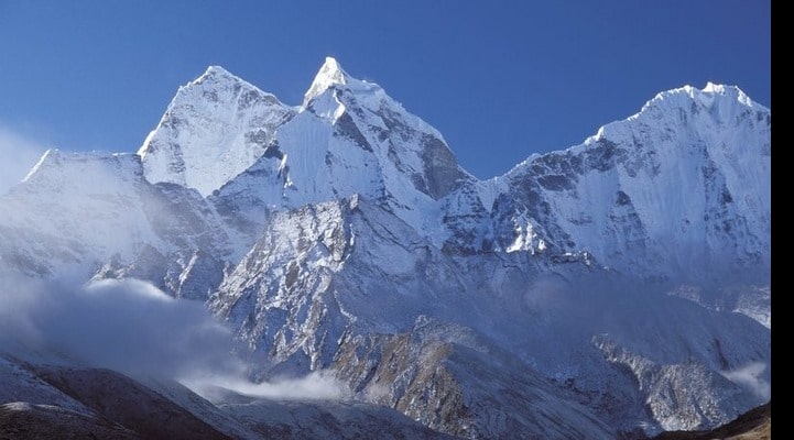 Эверест начал покрываться травой вместо снега