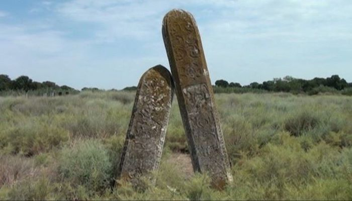 В Барде об этих могилах ходят легенды: Надгробные камни произвольно соединяются