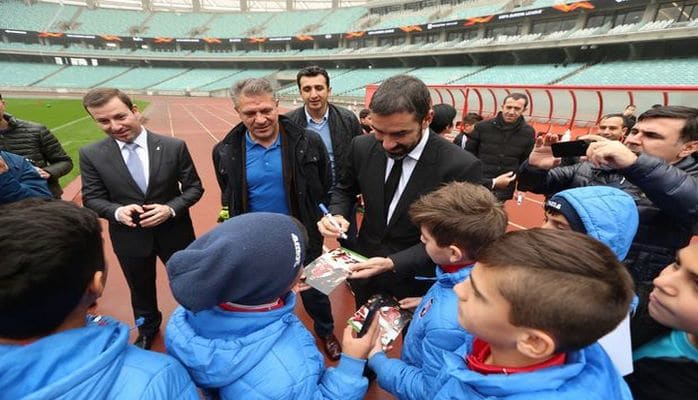 Rober Pires azərbaycanlı futbolçulara avtoqraf payladı