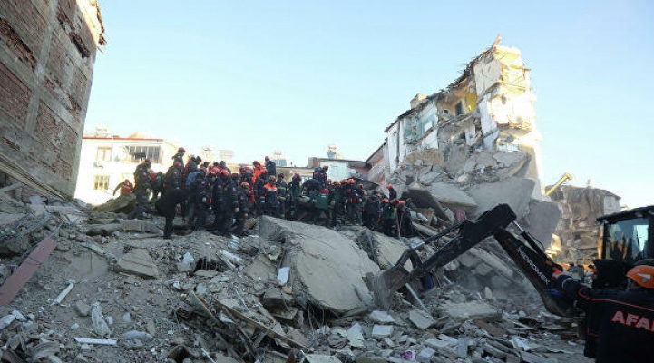 Турецкие власти заявили, что людей под завалами больше нет