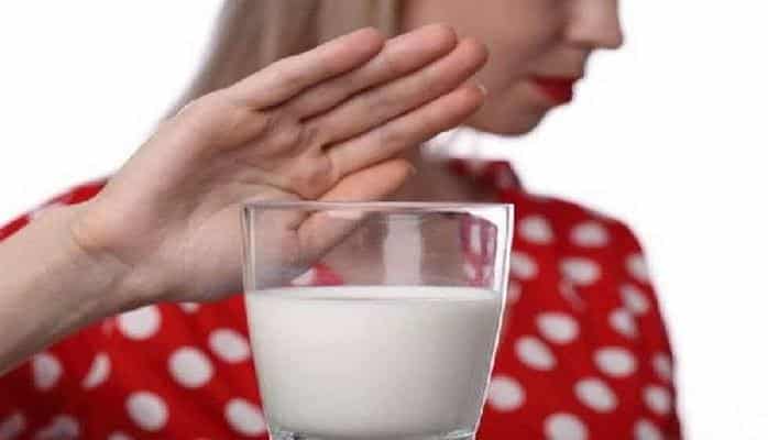 Врачи рассказали, можно ли пить горячее молоко при простуде