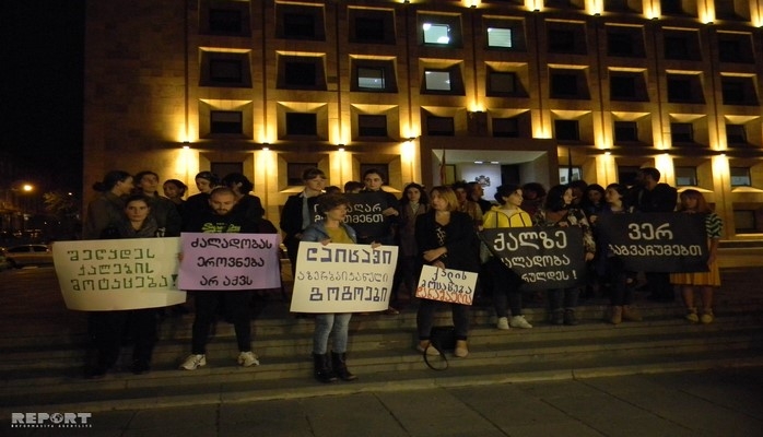 Перед зданием правительства Грузии прошла акция под названием "Защитите азербайджанских девушек!"