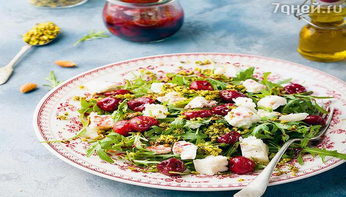 Рецепты от Дарьи Калмыковой: салат из черешни, мусака с соусом бешамель и мороженое пломбир