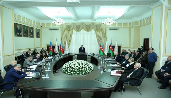 AMEA-da göbələk mənşəli bioloji aktiv maddələrdən  bəhs edən elmi məruzə dinlənilib