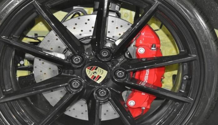 Эксперты рассказали, чем заменить тормозную жидкость в дороге