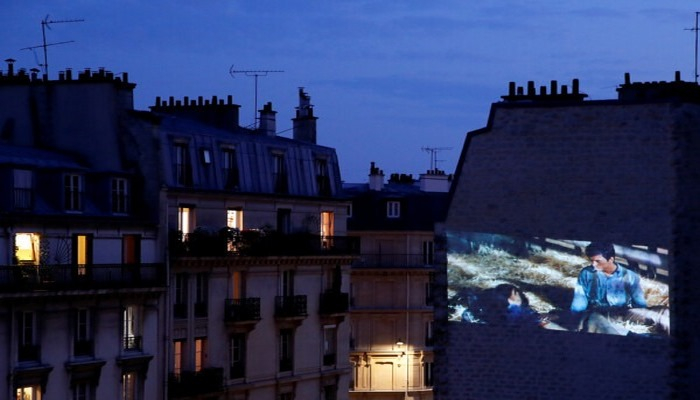 Парижский кинотеатр закрыл зал из-за пандемии. Фильмы стали проецировать на стену соседнего дома