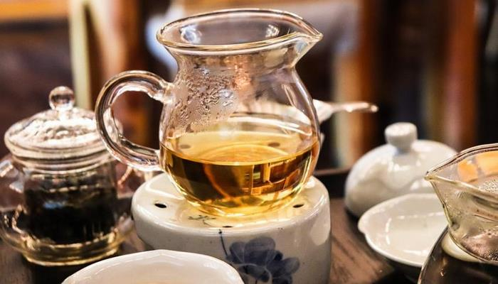 Диетологи рассказали о пользе и вреде черного и зеленого чая