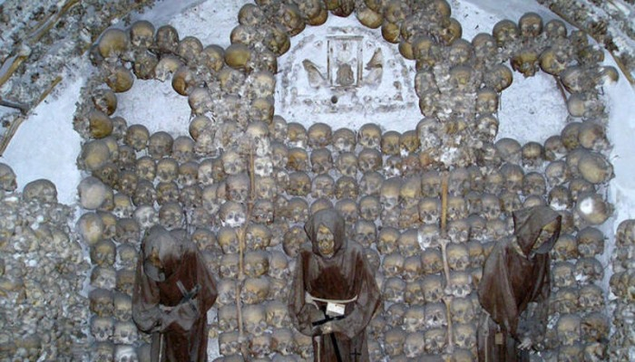 İnsan skeletləri ilə bəzədilən kilsə