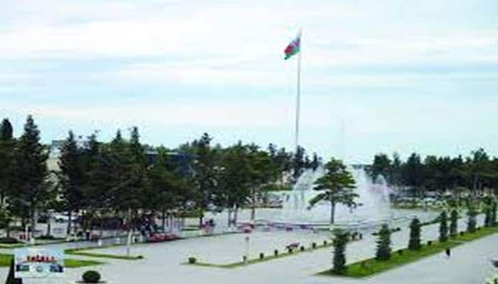 İmişlidə sakinlər eyvanlara çıxaraq koronavirusla mübarizə aparan polis və həkimləri alqışlayıblar