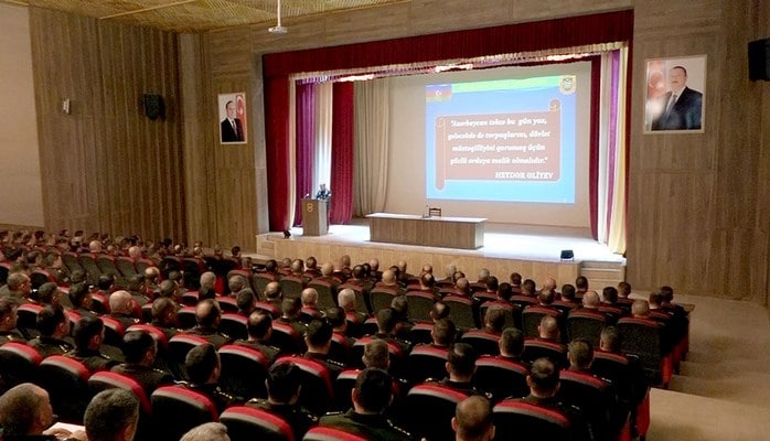 Naxçıvan Qarnizonu qoşunlarında 2018-ci tədris ilində döyüş və döyüşə hazırlığın, maddi-texniki təminatın və hərbi intizamın vəziyyətinə dair yekun müşavirə keçirilib