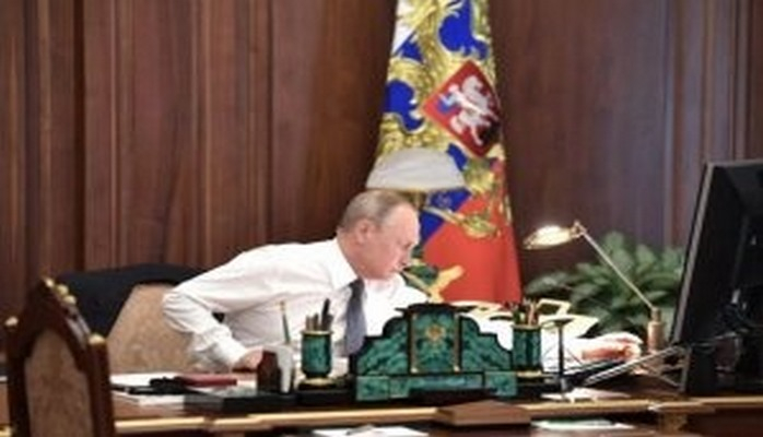 Putinin gizli və “xeyli qalın” mobil telefonu varmış...