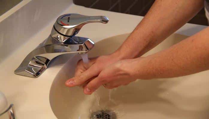 Врачи рассказали, почему опасно часто мыть руки с мылом