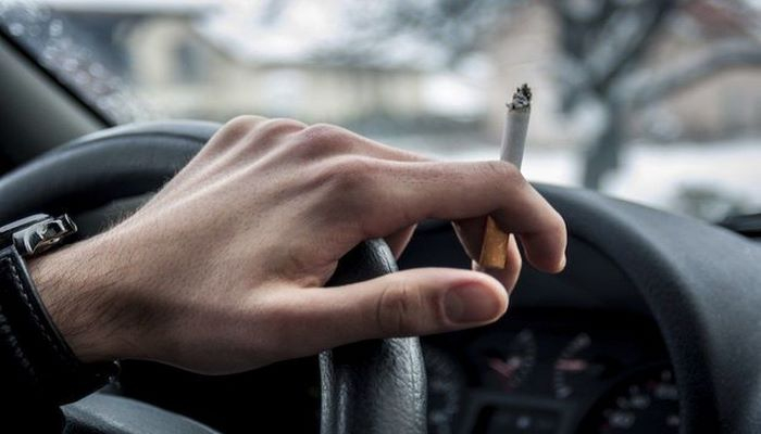 Полиция предупреждает о штрафах за курение в такси