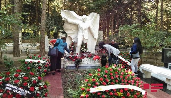 Müslüm Maqomayevin məzarı ziyarət olunub