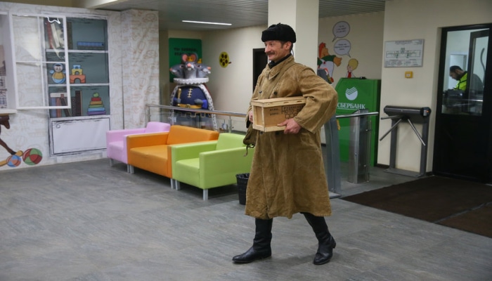 “Poçtalyon Peçkin”in oxşarı: Məktub və bağlamaları sahiblərinə çatdırır