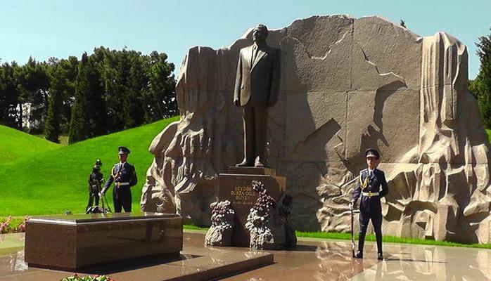 Fuat Oktay Fəxri və Şəhidlər xiyabanını ziyarət edib