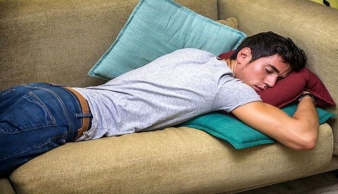 Ученые назвали самую вредную для сна позу