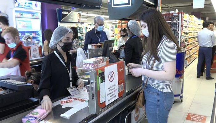 Həftəsonu məhdudlaşdırma qərarından sonra əhali mağazalara axın edir