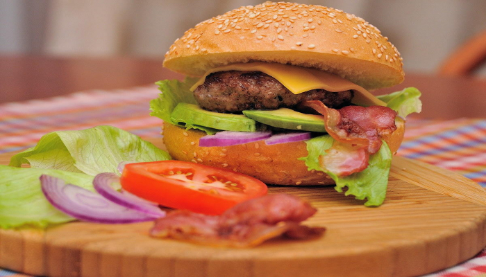 Kaliforniyalı qadın 10 dəqiqəyə 32 burger yedi