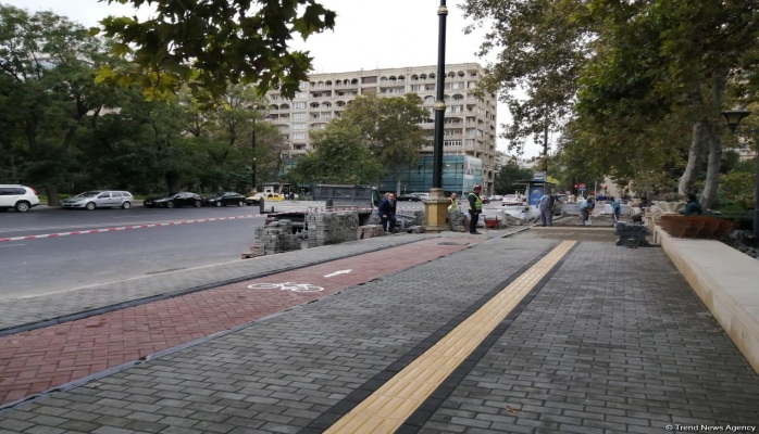 На всех тротуарах Баку будет тактильная плитка для людей с нарушениями зрения