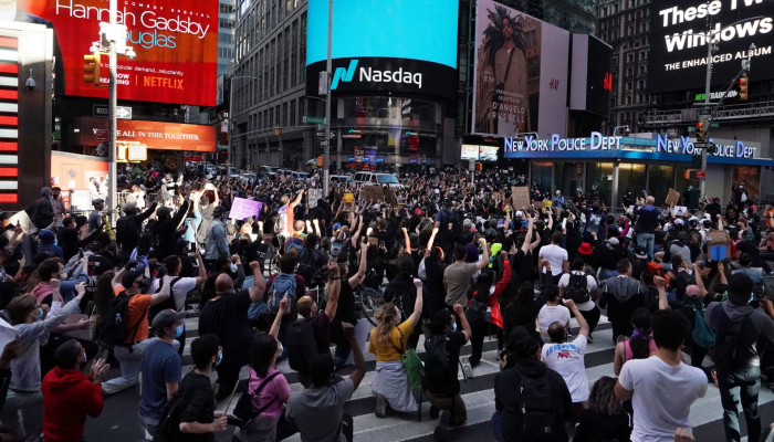 Мэр Нью-Йорка призвал жителей города разойтись по домам после начала комендантского часа