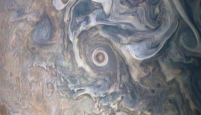 NASA показало необычный облачный пейзаж на Юпитере