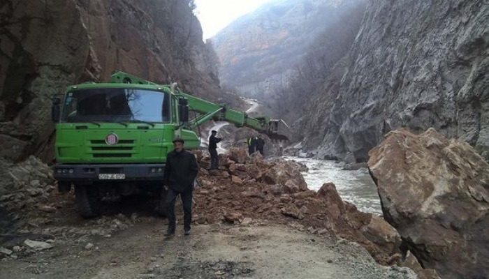 Дорога Губа-Хыналыг расчищается после камнепада