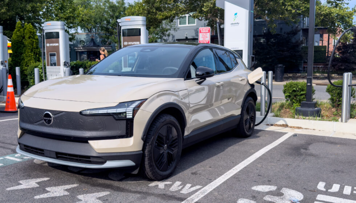 ABŞ bazarında yaxın zamanda alına bilinməyəcək uğurlu kiçik elektromobil: Volvo EX30 Cross Country