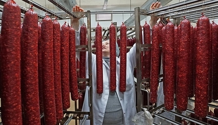 Azərbaycanda tərkibinə donuz dərisi qatılmış kolbasalar satılır