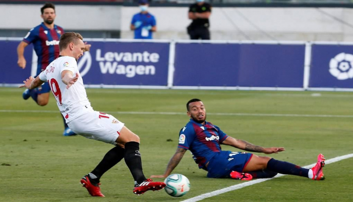 "Севилья" и "Леванте" сыграли вничью в матче чемпионата Испании по футболу