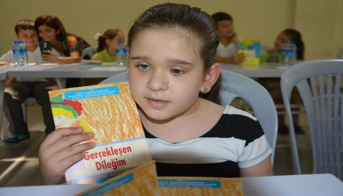 7 yaşındaki görme engelli Duru, ilk kitabının mutluluğunu yaşıyor