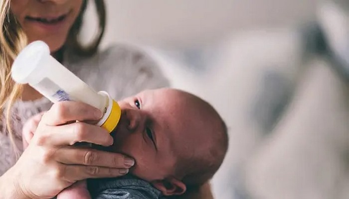 Alimlər: Ana südü virusun qarşısını ala bilər