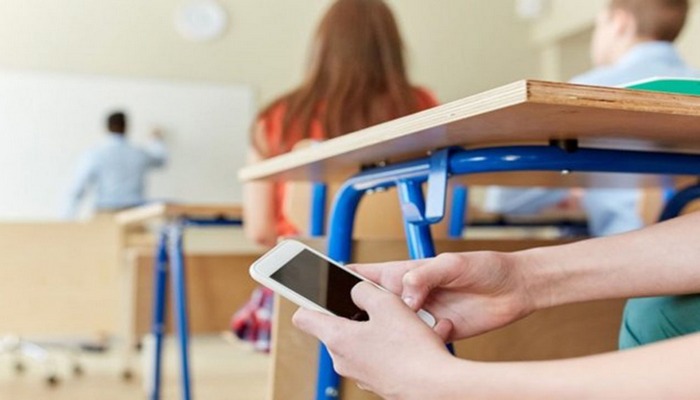 “Artıq şagirdlər dərs vaxtı telefondan istifadə edə bilməyəcək”