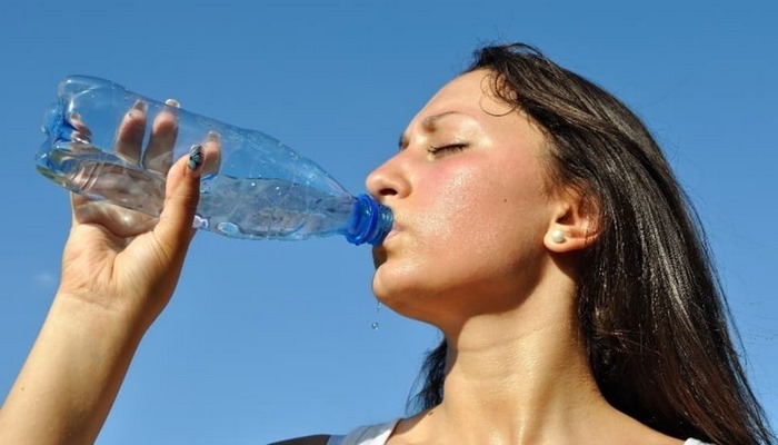 Aşırı su tüketimi sağlık için riskli mi? Günlük su tüketimi ne kadar olmalı?