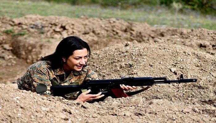 Avropada yaşayan azərbaycanlı xanımlar Anna Akopyanın silahlı fotosessiyasına etiraz edirlər