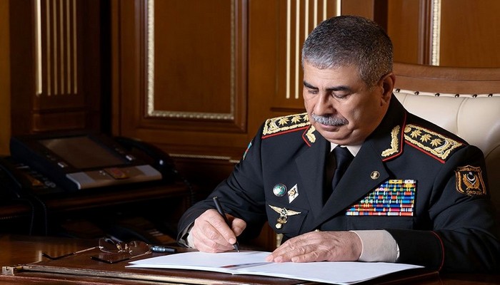 Azərbaycan müdafiə naziri türkiyəli həmkarına başsağlığı verib