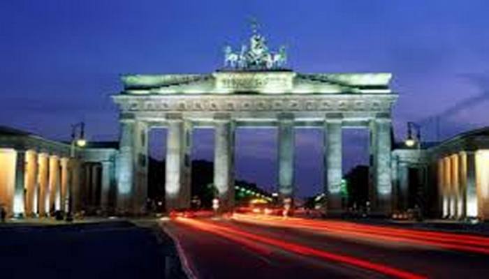 Azərbaycan səfiri Berlində evsizlərə yemək payladı