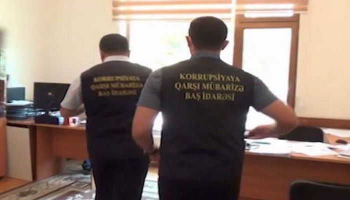 Azərbaycanda vəzifəli şəxs rüşvət alarkən SAXLANILDI